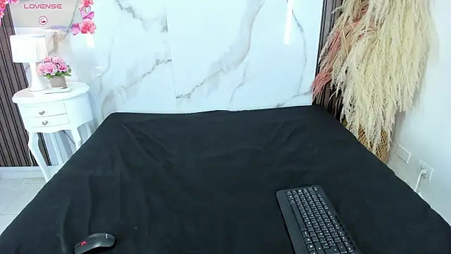 hilarythomsom online show from February 2026 12:51:02 PM