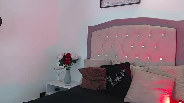 Snapshot of Isabella_Roouse chatting on December 2025 01:06:01 PM Isabella Roouse online show from December 2025 01:06:01 PM