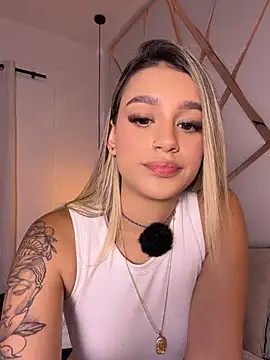 Snapshot of Sophie-velvet chatting on June 2026 07:52:02 PM Sophie-velvet online show from June 2026 07:52:02 PM