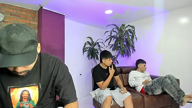 Snapshot of HotThreesoome chatting on December 2025 01:17:02 PM HotThreesoome online show from December 2025 01:17:02 PM