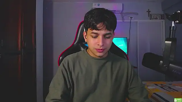 Snapshot of paul_crewe chatting on December 2025 04:55:01 PM paul crewe online show from December 2025 04:55:01 PM