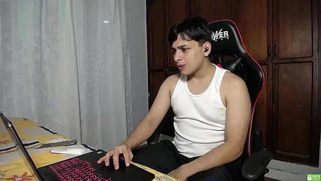 Snapshot of paul_crewe chatting on December 2025 12:27:02 AM paul crewe online show from December 2025 12:27:02 AM