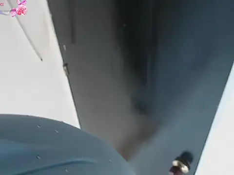 Snapshot of JulietaHazze_ chatting on December 2025 03:35:01 AM JulietaHazze online show from December 2025 03:35:01 AM