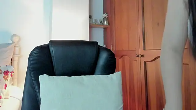 EmiHarrys online show from April 2026 09:39:33 PM