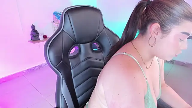 Snapshot of AngelMoonEyes chatting on December 2025 03:55:01 AM AngelMoonEyes online show from December 2025 03:55:01 AM