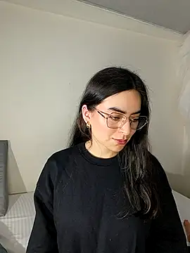 Snapshot of saasha_Petit chatting on April 2026 11:05:02 AM saasha Petit online show from April 2026 11:05:02 AM