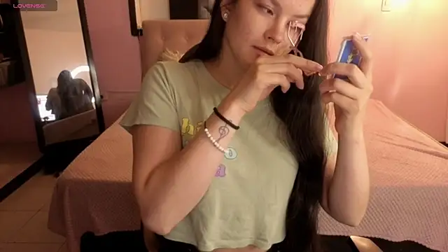 Snapshot of Sara_valderrama_ chatting on May 2026 12:21:01 PM Sara valderrama online show from May 2026 12:21:01 PM