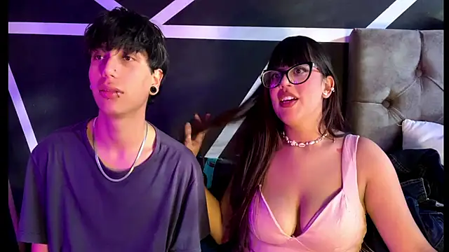 Snapshot of Emily_Andyy chatting on December 2025 09:31:01 PM Emily Andyy online show from December 2025 09:31:01 PM