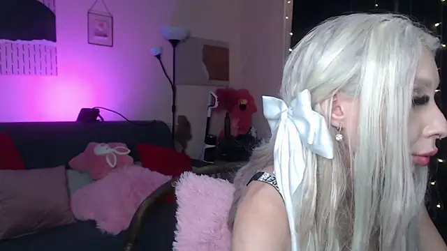 Snapshot of Luxuryblond chatting on December 2025 02:13:02 AM Luxuryblond online show from December 2025 02:13:02 AM