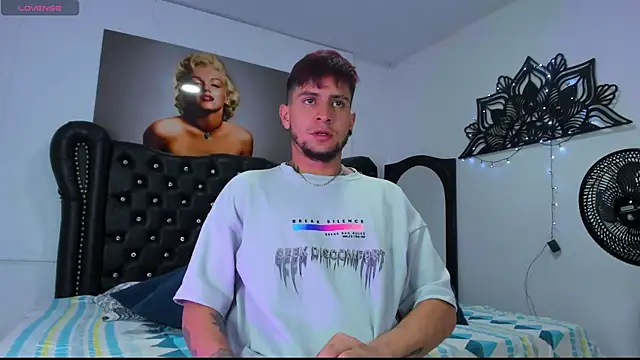 vaalentiino online show from December 2025 06:19:01 PM