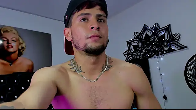 Snapshot of vaalentiino chatting on December 2025 08:04:02 PM vaalentiino online show from December 2025 08:04:02 PM