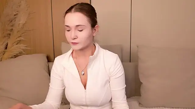 Lina Sinerz online show from June 2026 04:01:01 PM