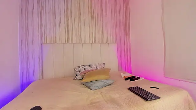 Snapshot of EdnaJara chatting on February 2026 03:59:02 AM EdnaJara online show from February 2026 03:59:02 AM