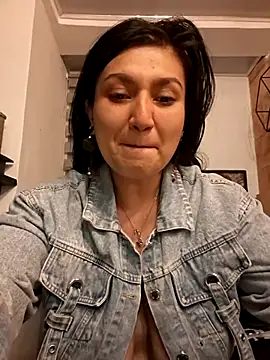 Magenta Moon online show from April 2026 11:50:01 PM