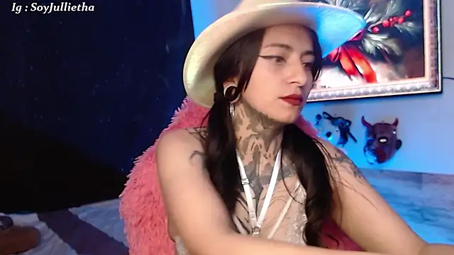 Snapshot of Julls420_ chatting on December 2025 03:46:02 AM Julls420 online show from December 2025 03:46:02 AM