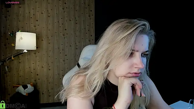 Snapshot of LunasShine chatting on December 2025 04:06:02 AM LunasShine online show from December 2025 04:06:02 AM