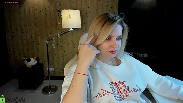 Snapshot of LunasShine chatting on December 2025 04:17:01 AM LunasShine online show from December 2025 04:17:01 AM