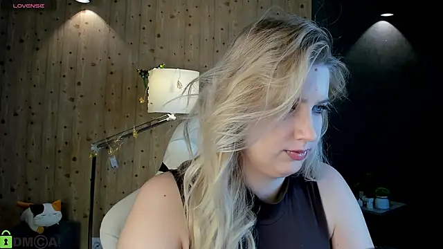 Snapshot of LunasShine chatting on December 2025 04:07:01 AM LunasShine online show from December 2025 04:07:01 AM