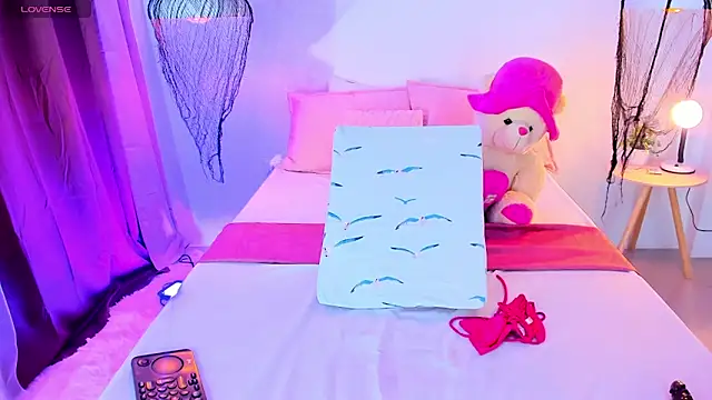 Snapshot of _Xynara_owo chatting on December 2025 11:53:01 PM Xynara owo online show from December 2025 11:53:01 PM