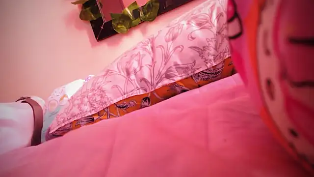 Snapshot of bonnieandclyde_ chatting on December 2025 03:07:01 PM bonnieandclyde online show from December 2025 03:07:01 PM