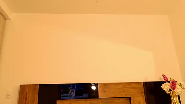 LucyHanks online show from April 2026 11:32:02 PM