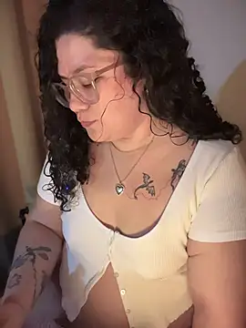 Snapshot of VanesssaMilf_ chatting on December 2025 03:45:02 AM VanesssaMilf online show from December 2025 03:45:02 AM