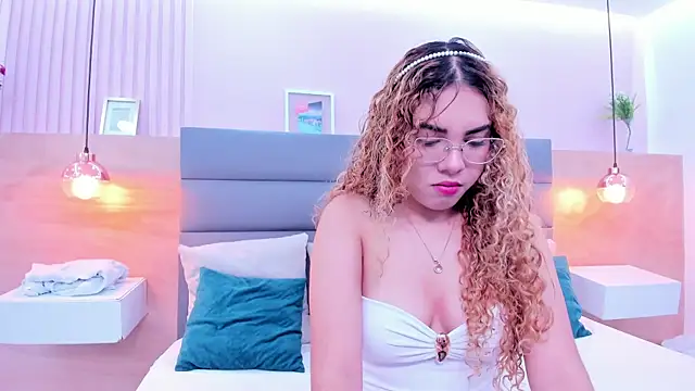 Snapshot of abril_dolly chatting on December 2025 05:52:02 PM abril dolly online show from December 2025 05:52:02 PM