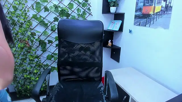 sophi hardd  online show from April 2026 02:21:01 PM