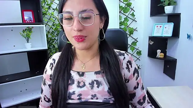 sophi hardd  online show from April 2026 03:03:01 PM