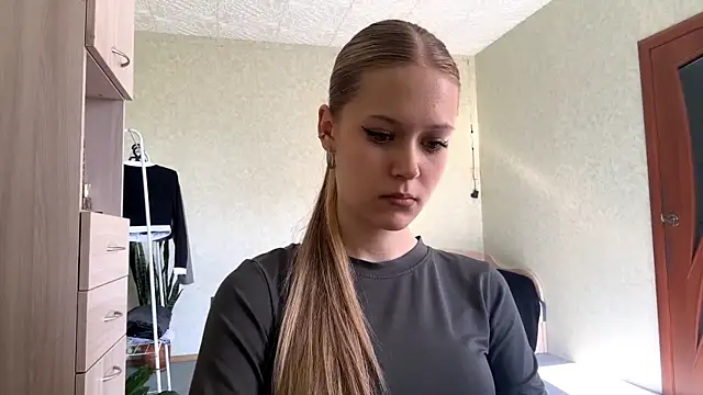 ZaidaSchwarten online show from April 2026 01:15:01 PM