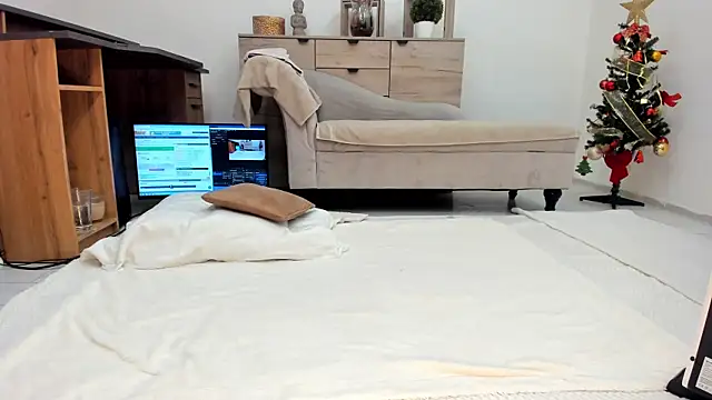 Snapshot of classy_medea chatting on December 2025 01:32:02 AM classy medea online show from December 2025 01:32:02 AM