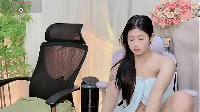 Yvonne-07 online show from January 2026 01:18:01 PM