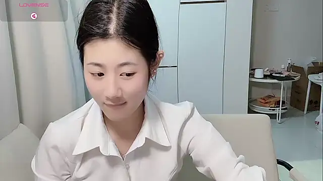 Yvonne-07 online show from April 2026 05:05:02 PM