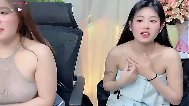 Snapshot of Yvonne-07 chatting on December 2025 01:49:02 PM Yvonne-07 online show from December 2025 01:49:02 PM