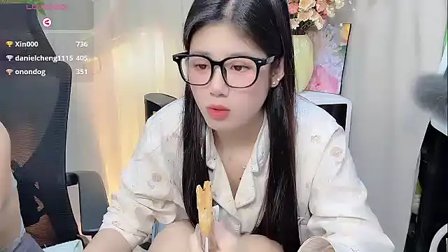 Snapshot of Yvonne-07 chatting on December 2025 01:55:02 AM Yvonne-07 online show from December 2025 01:55:02 AM