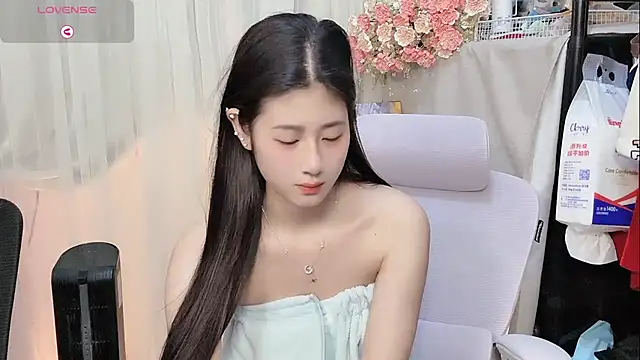 Yvonne-07 online show from March 2026 01:30:01 PM