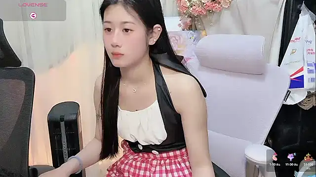 Yvonne-07 online show from March 2026 06:04:01 PM