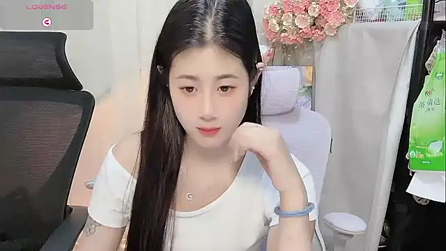 Yvonne-07 online show from April 2026 02:34:01 PM