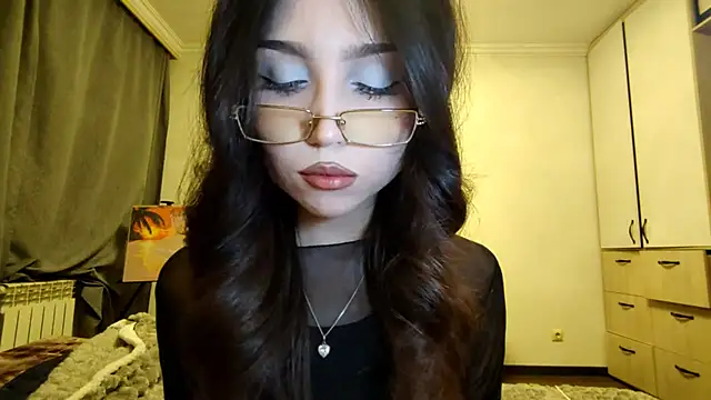 Qwami Amie online show from December 2025 12:41:01 PM