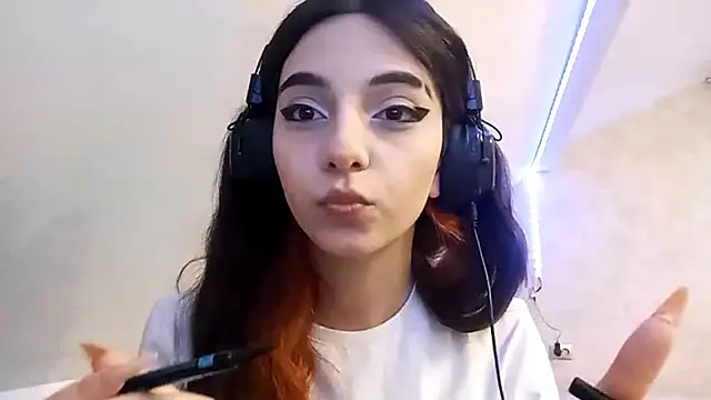 Snapshot of KizzieSchronce chatting on December 2025 04:08:01 AM KizzieSchronce online show from December 2025 04:08:01 AM