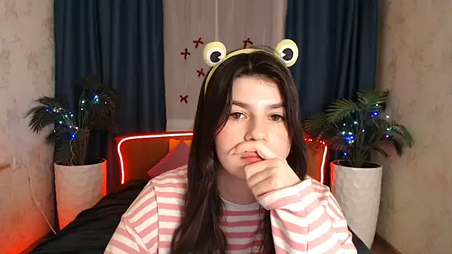 Snapshot of KisaModel chatting on December 2025 10:10:01 AM KisaModel online show from December 2025 10:10:01 AM