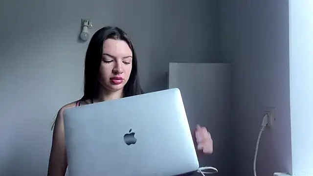 Snapshot of EloisDower chatting on December 2025 11:21:02 PM EloisDower online show from December 2025 11:21:02 PM