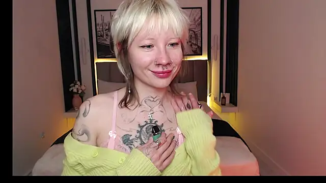 Snapshot of Luna_Hurt chatting on December 2025 01:49:01 PM Luna Hurt online show from December 2025 01:49:01 PM