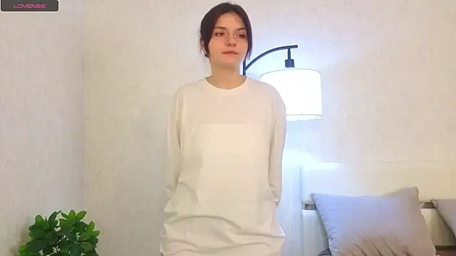 NyraVesperis online show from April 2026 06:26:01 AM