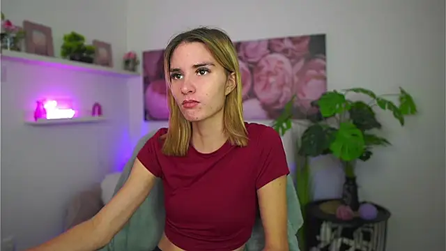 Snapshot of _Bella_Young chatting on December 2025 02:12:02 PM Bella Young online show from December 2025 02:12:02 PM