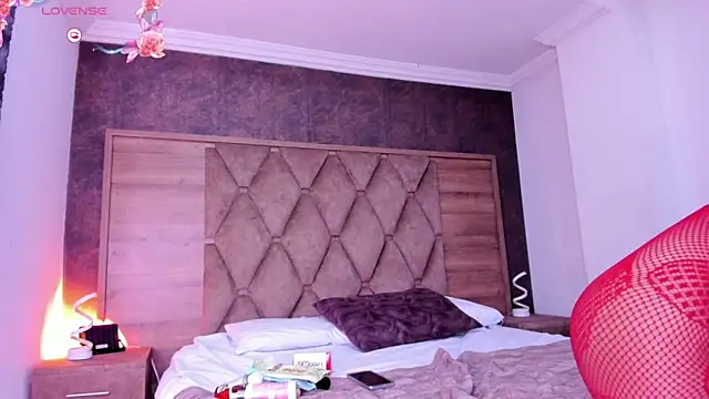 Snapshot of AriadnaLoren chatting on February 2026 04:30:01 AM AriadnaLoren online show from February 2026 04:30:01 AM