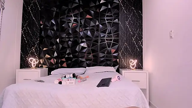 Snapshot of AriadnaLoren chatting on February 2026 04:35:01 AM AriadnaLoren online show from February 2026 04:35:01 AM