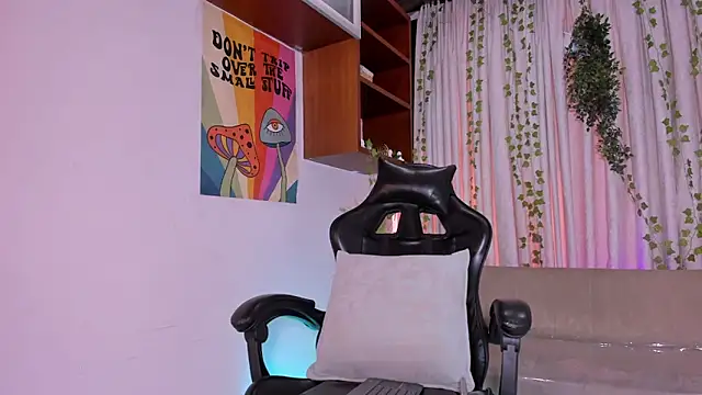 Snapshot of AriadnaLoren chatting on December 2025 08:53:01 PM AriadnaLoren online show from December 2025 08:53:01 PM