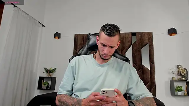 J king   online show from April 2026 09:32:02 PM