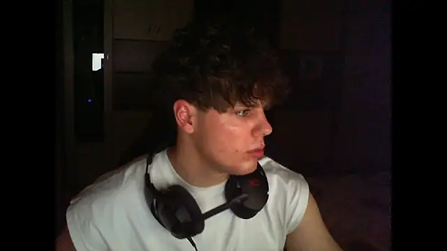 Snapshot of GymGuy0505 chatting on December 2025 09:53:01 PM GymGuy0505 online show from December 2025 09:53:01 PM